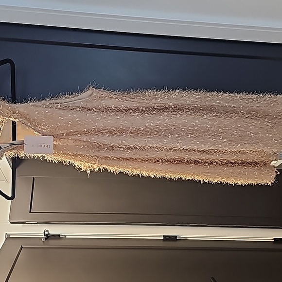 Sleeveless halter dress is gold size L - Picture 3 of 4